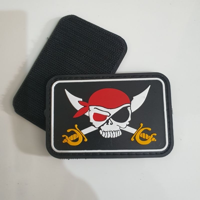 patch rubber logo tengkorak bajak laut putih / tempelan emblem karet velcro