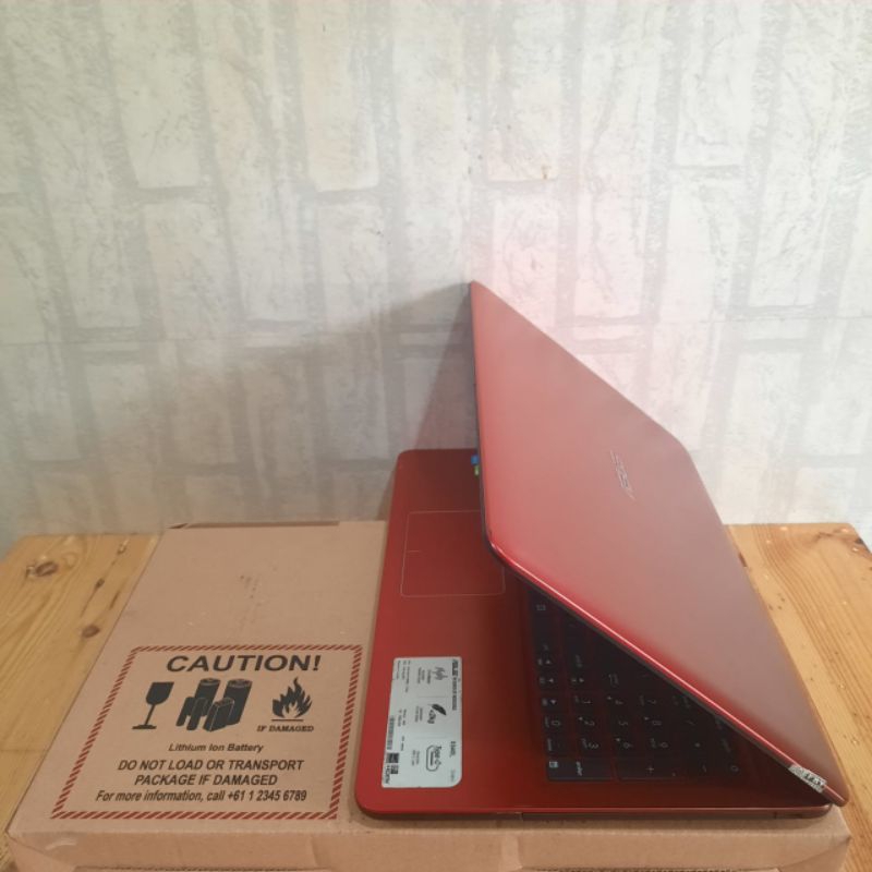 Laptop Asus X450LJ Cor i3-4005U Ram 4Gb/HDD 500Gb Nvdia Geforce 920M 15inch Windows 10 siap pakai