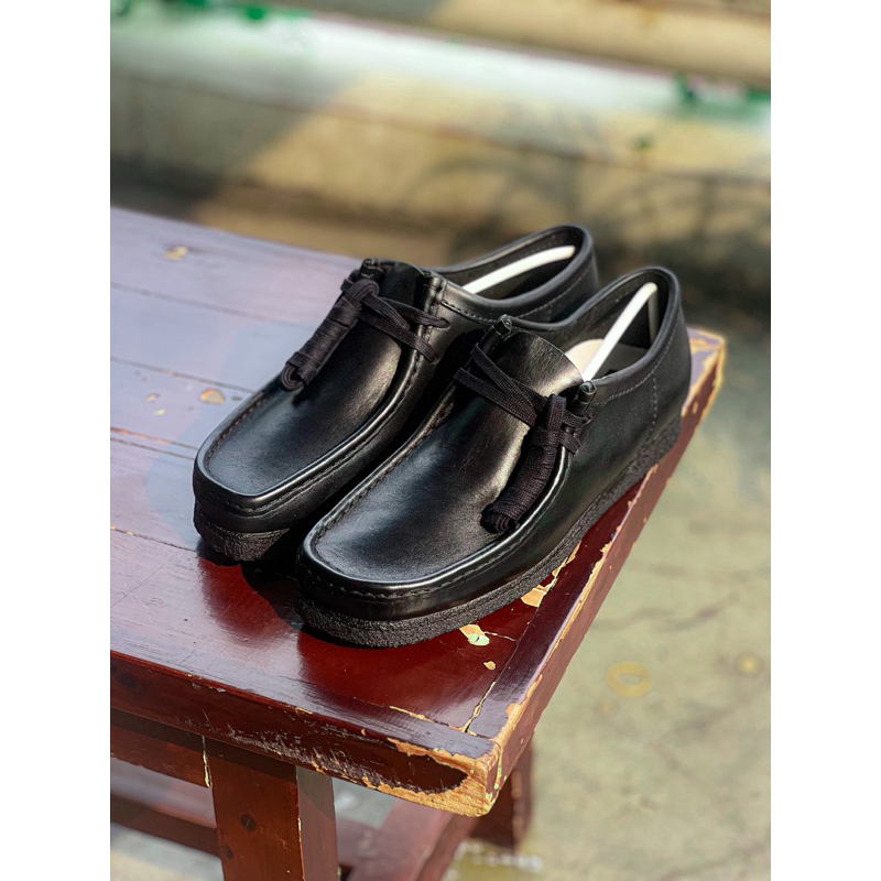 Sepatu Clarks Wallabee Low Black Leather