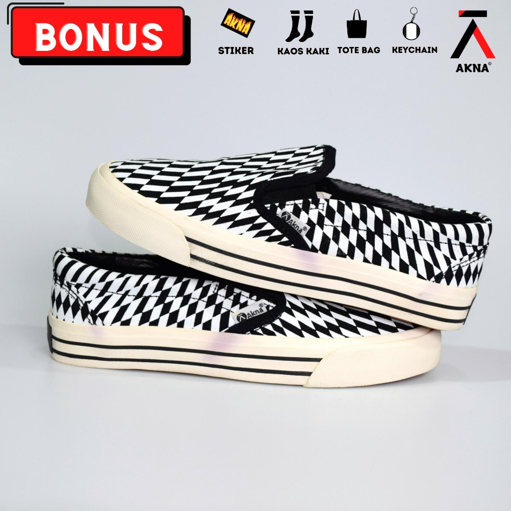 SEPATU AKNA SLIP ON RUCAT BLACK WHITE