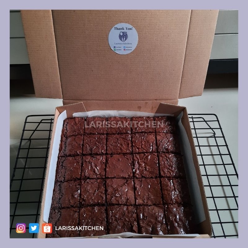 

Special Signature Fudgy Brownies Shiny Crust 22x22 cm | parsel hampers Larissa Kitchen