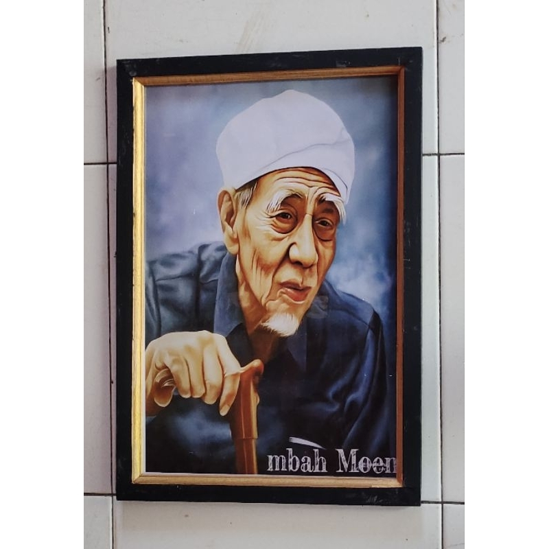 Hiasan dinding poster Mbah Moen plus bingkai ukuran 53x35