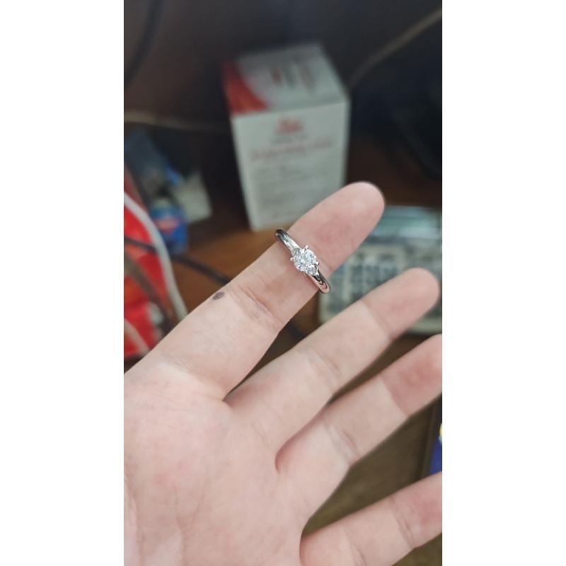 Cincin solitaire mata satu putih satu diamond look emas asli 375 muda