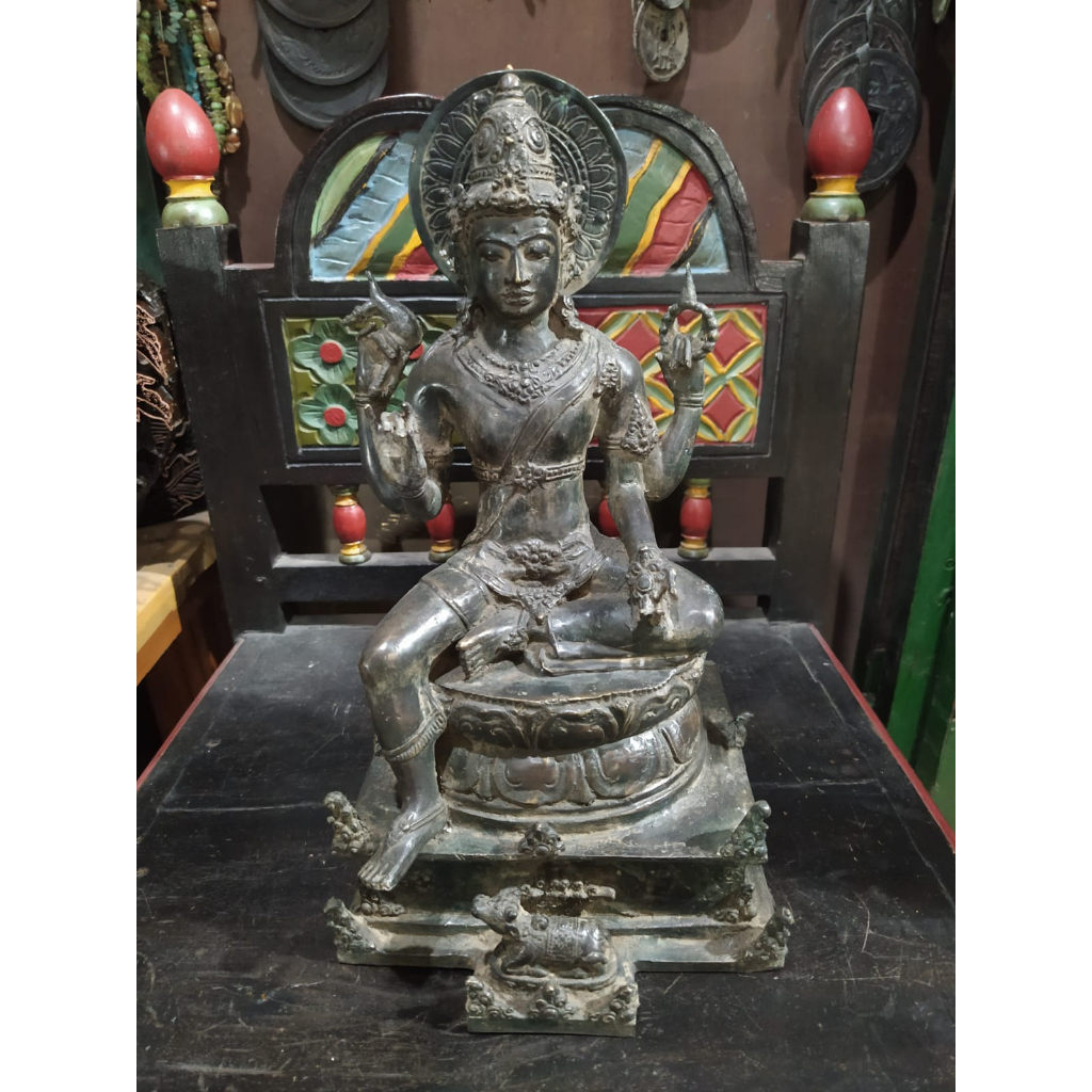 Patung Dewa Wisnu Duduk