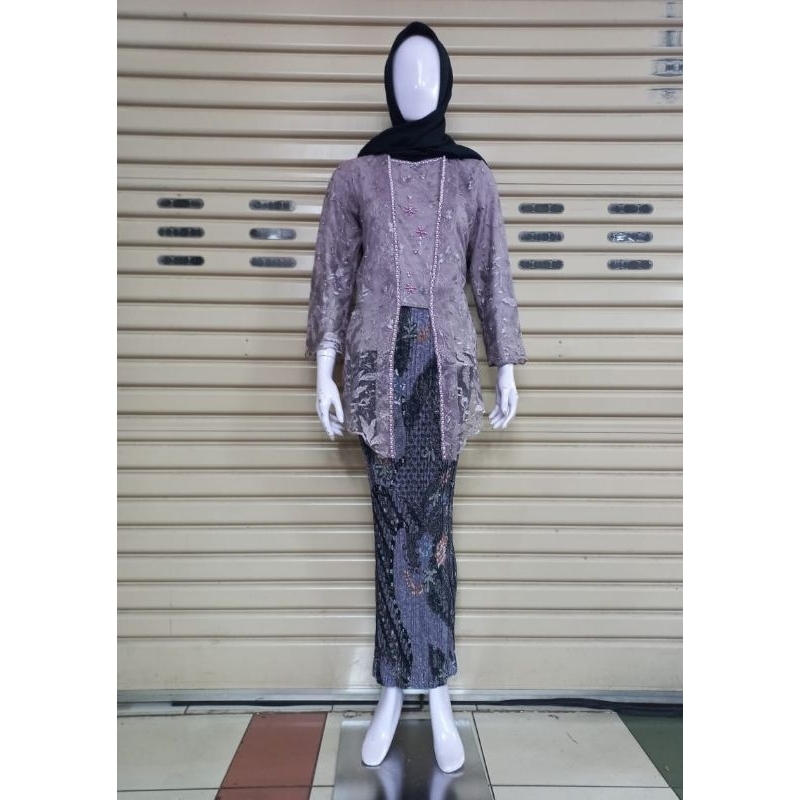 Kebaya Tunik Kutu Baru / Kebaya Kondangan / Kebaya Modern / Kebaya Tunik / Tunik Brokat / Kebaya Pesta / Tunik / Tunik Kebaya / Kebaya Wisuda / Tunik Busui / Tunik Brokat / Kebaya Tile / Tunik Kutu Baru / Tunik Payet / Kebaya Mutiara