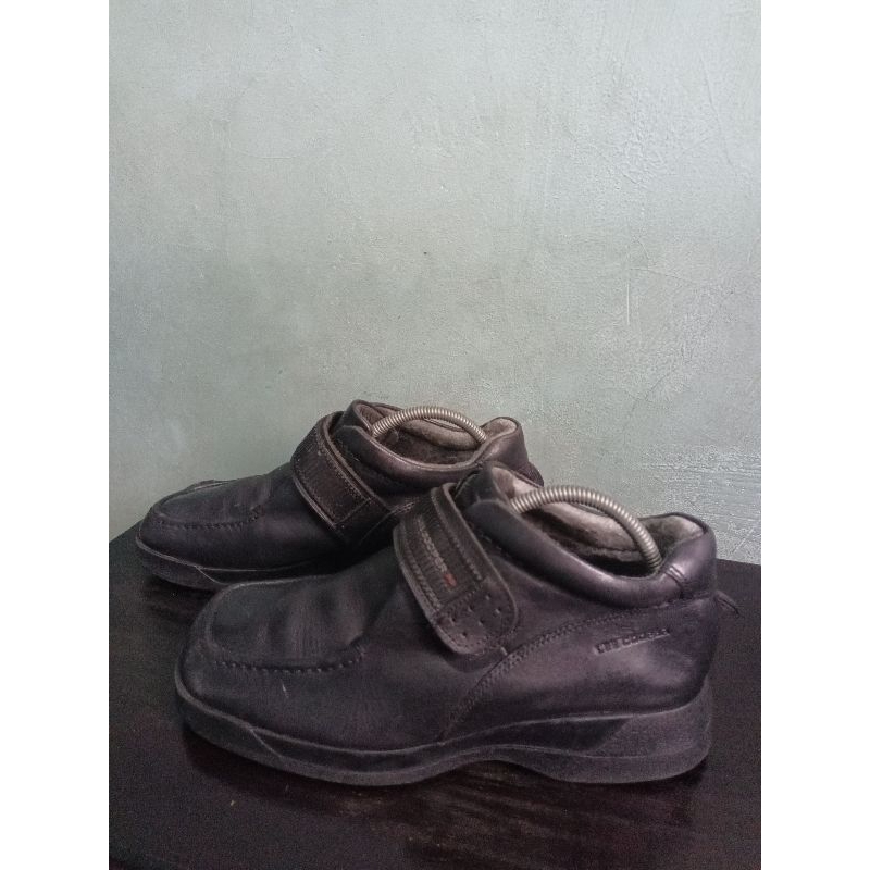 sepatu slip on velcro lee cooper