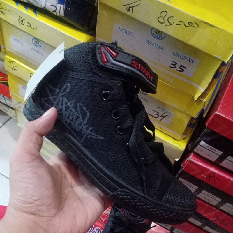 sepatu sekolah hitam polos tali model bot anak merek shandy