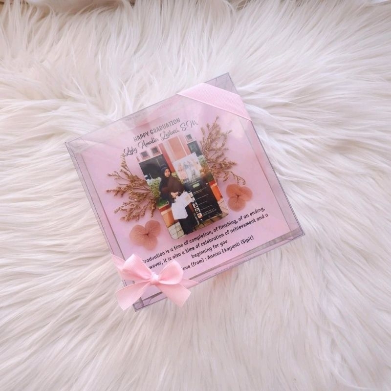 

FLOCARD-003 /HAMPERS LEBARAN / PARCEL LEBARAN / HADIAH LEBARAN / GIFT BOX / IDUL FITRI / BINGKISAN LEBARAN / GRADUATION GIFT / AKRILIK CUSTOM / CUSTOM AKRILIK /HADIAH WISUDA / DISKON / BIRTHDAY GIFT/WEDDING GIFT / HADIAH SIDANG / IDUL ADHA