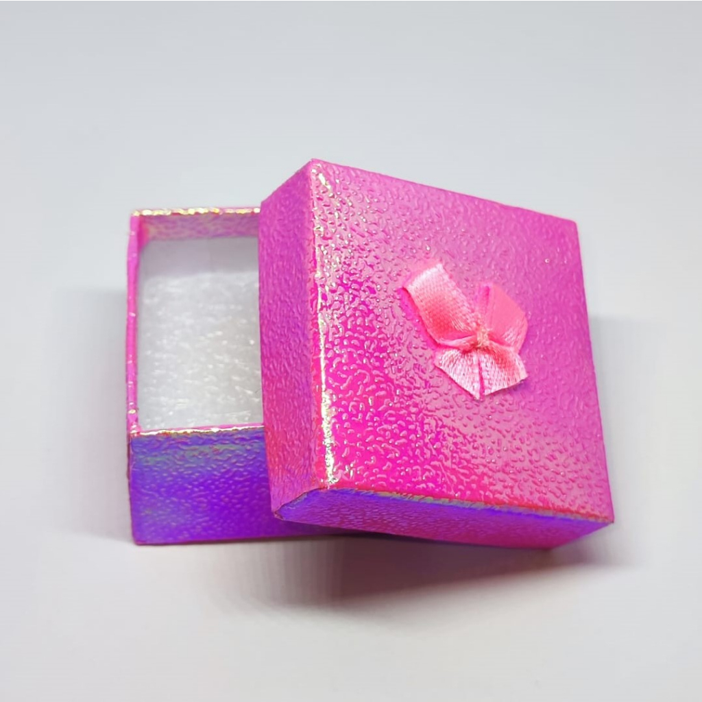 

Kotak Cincin Pita Persegi