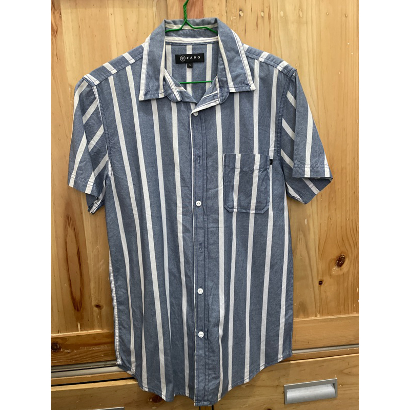 Kemeja Pria Lengan Pendek motif garis vertikal