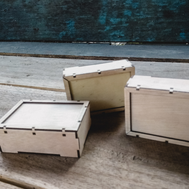 

B004. Mini box dengan tutup slider ukuran 6cm X 9cm X 3cm