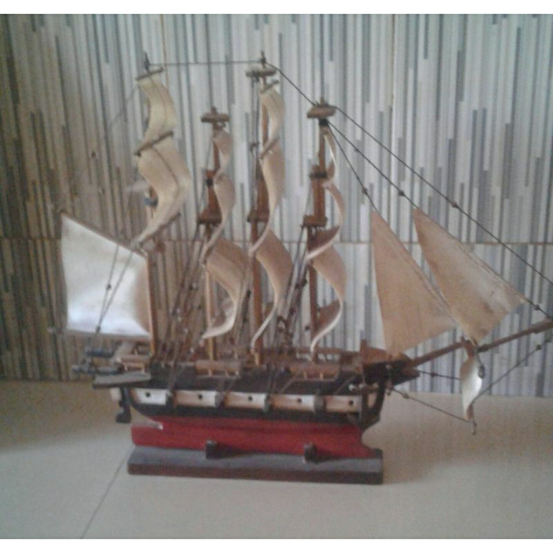 miniatur kapal layar