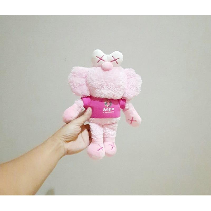 Boneka Kaws Pink Bulu Lembut Costum Cute Size 25 cm/ Boneka Kaws