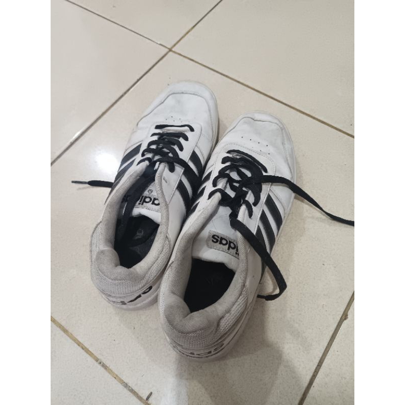 sepatu Adidas putih