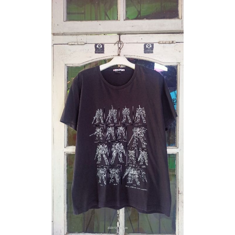 kaos Gundam x Uniqlo