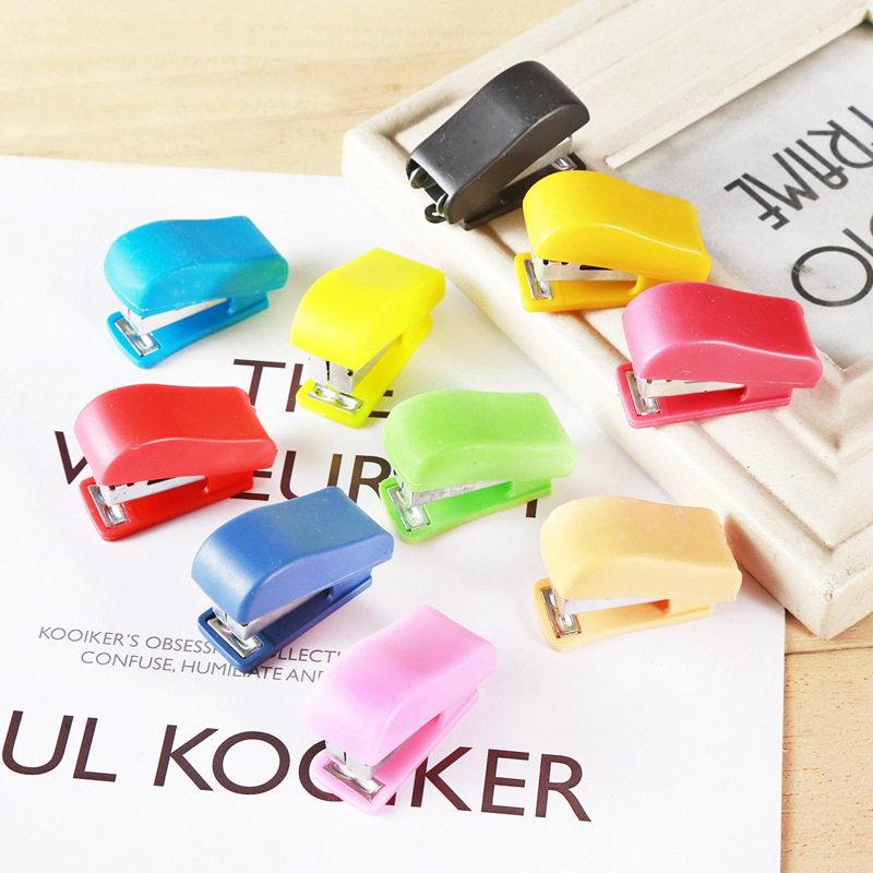 

Staples Kecil Stapler Mini Portabel Unik Praktis Model Simple Lucu Warna Warni Hekter Jepretan Jetrekan Kertas Aksesoris Perlengkapan Alat Tulis Peralatan Sekolah Kantor Kuliah Korean Style Stationery