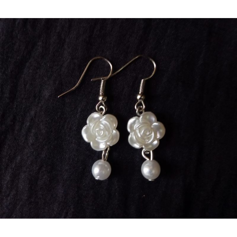 anting hijab,anting bunga mawar mutiara,anting elegan wanita