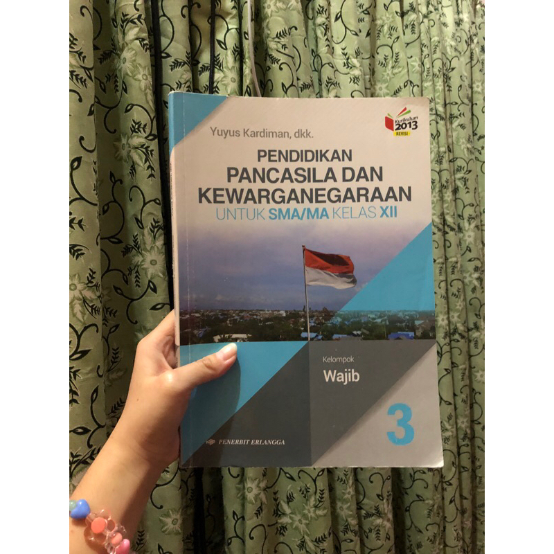 

Buku PKN Kelas 12 — Erlangga, Yuyus Kardiman, dkk.