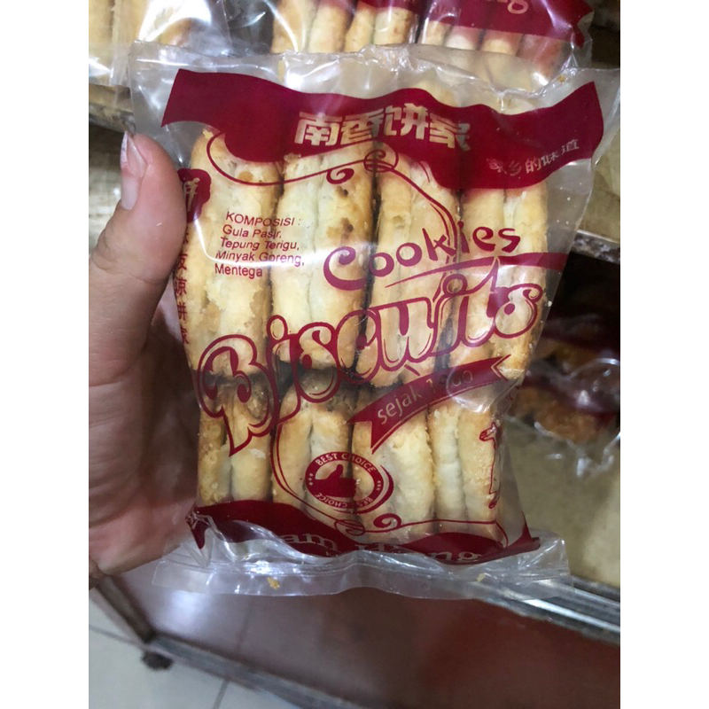 

Sakak Pia Biskuit Segitiga Namhiong Khas Selatpanjang
