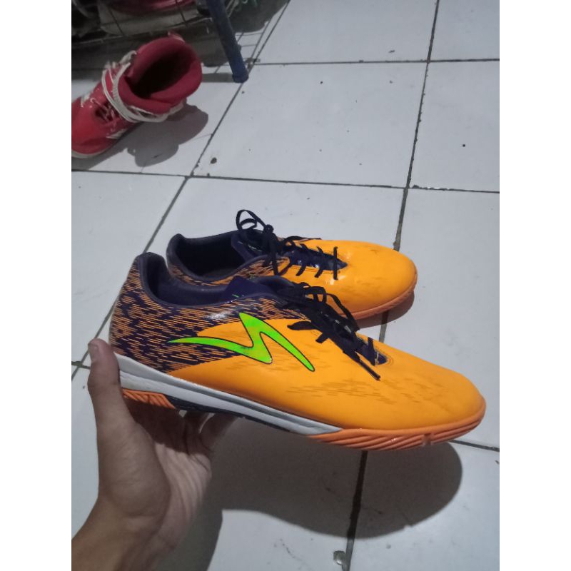 sepatu futsal SPECS ls size 40 baru3x pake