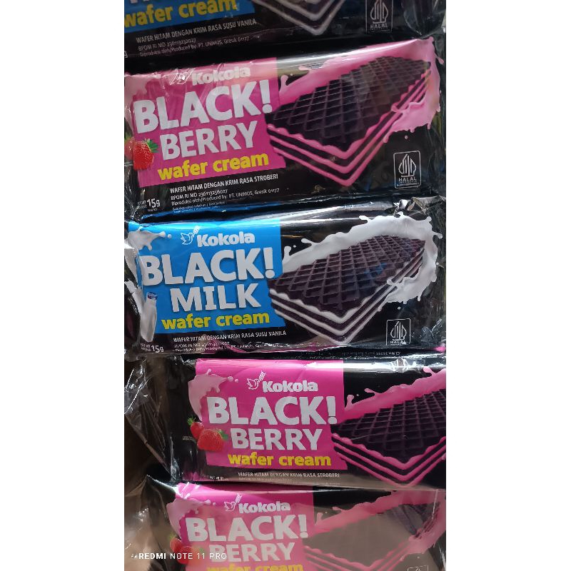 

wafer KOKOLA BLACK MILK 1 renteng black berry renceng 15gr