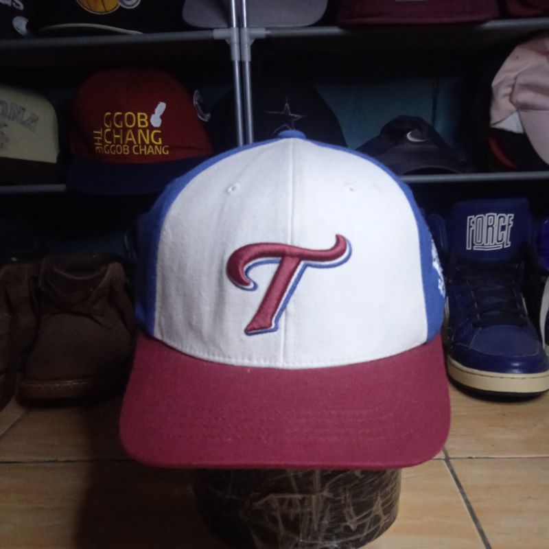 topi logo T twins