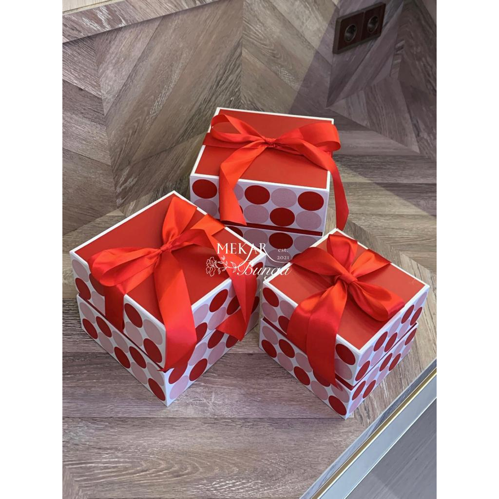 

(BOX 4) - (3 Ukuran) Bloom Box Bunga Flower Box Polkadot Ribbon Tie Bentuk Petak Squeare Flower Box Kotak Kado Gift Box Ready Berkualitas