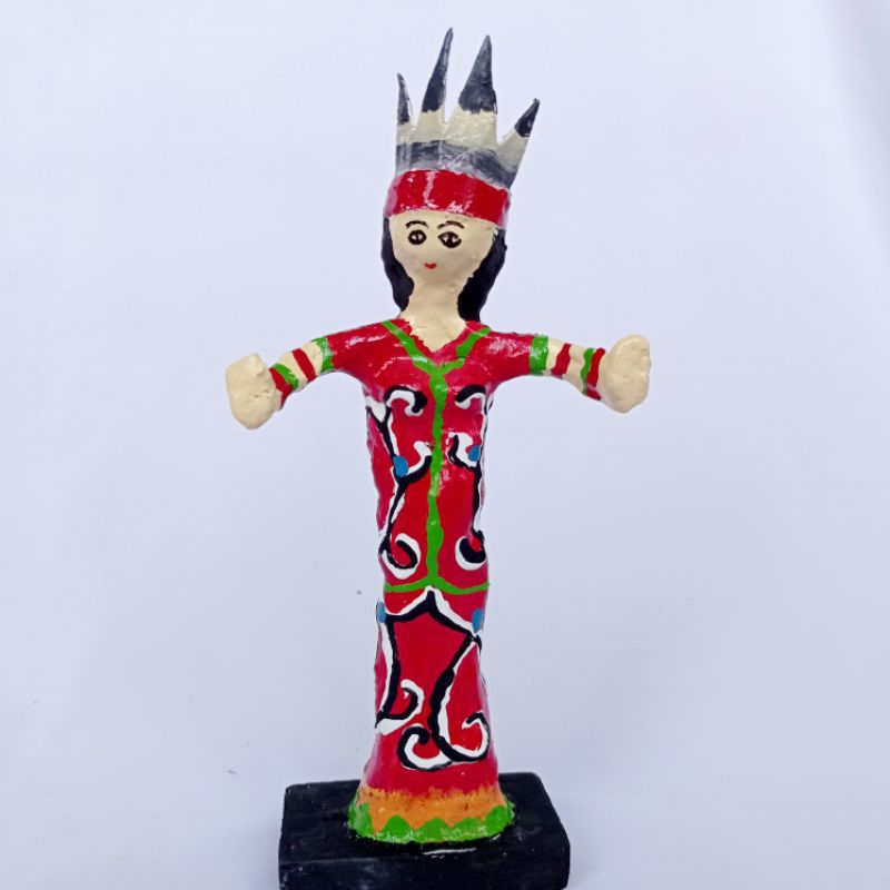 Patung Bubur Kertas Penari Dayak Kalimantan Koran dari Kawat