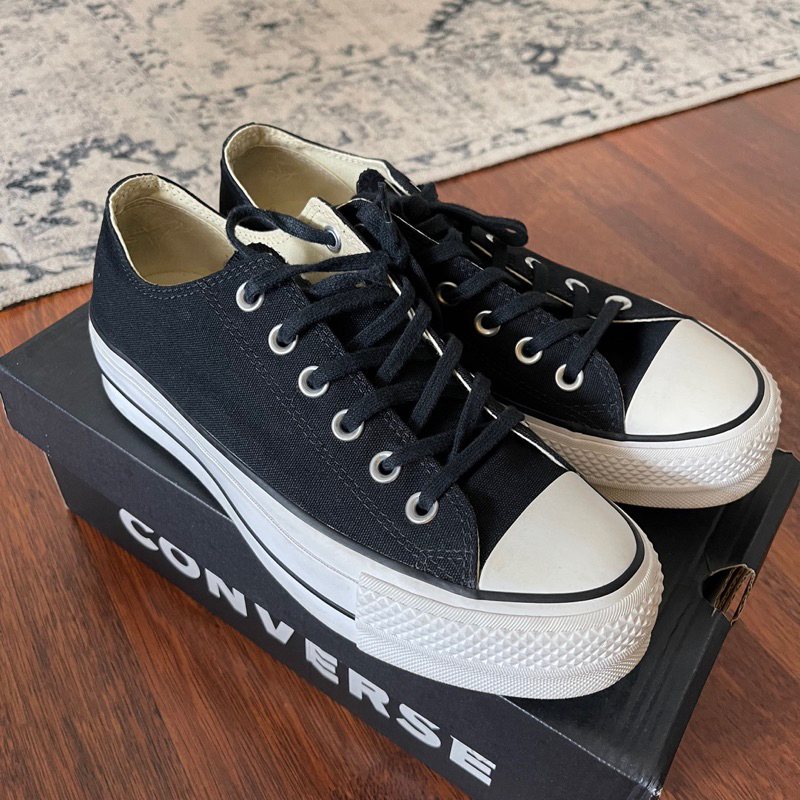 Preloved Sepatu Converse Black Women 560250C size 39