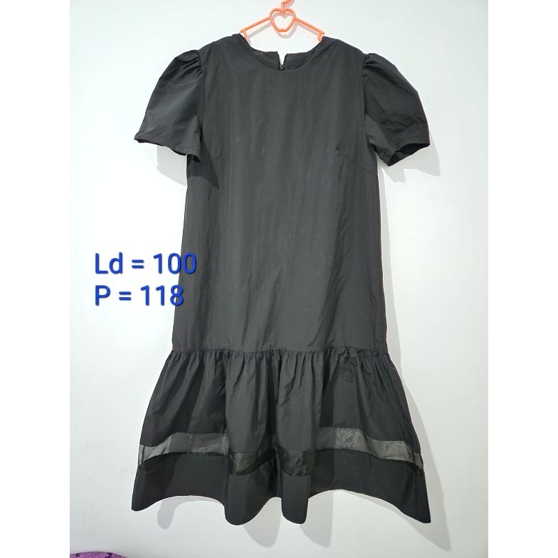 Dress hitam lengan balon