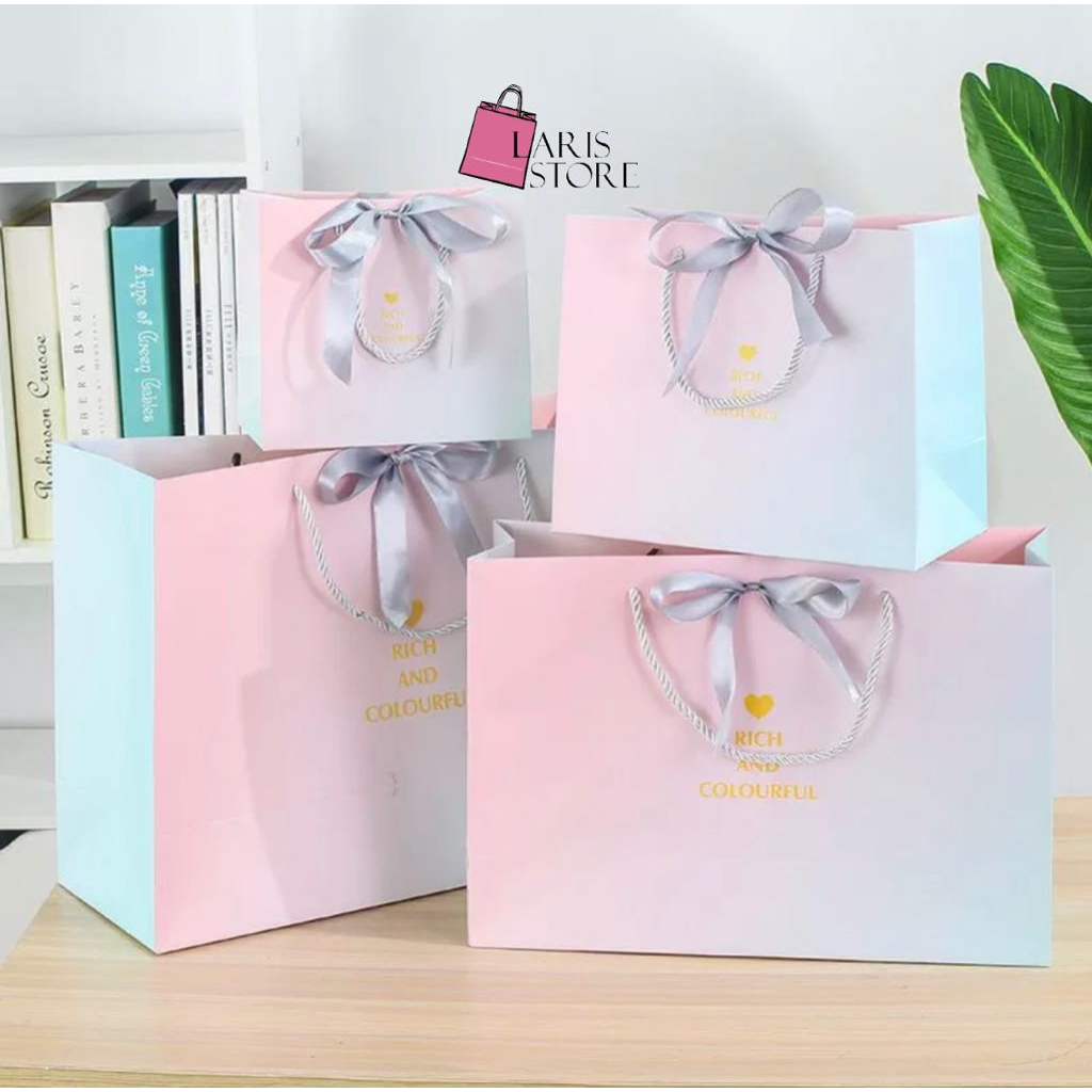 

PAPERBAG WARNA 2TONE BIRU&PINK DENGAN PITA SILVER COCOK BUAT KANTONG KADO HADIAH