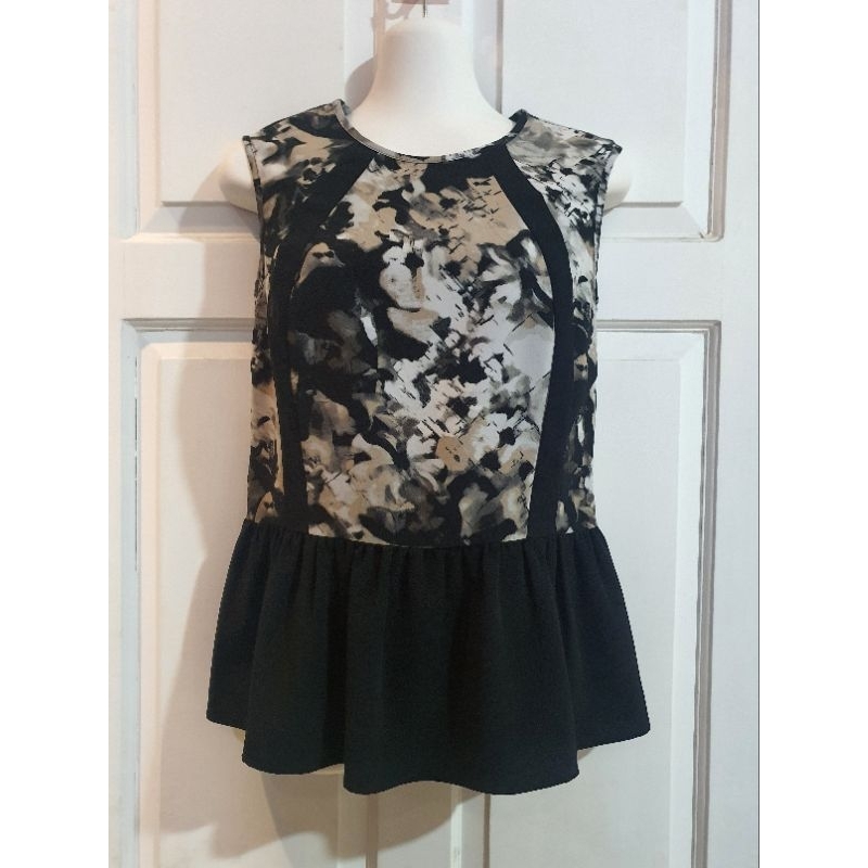 Top wanita Mark&Spencer Black Flower Size L