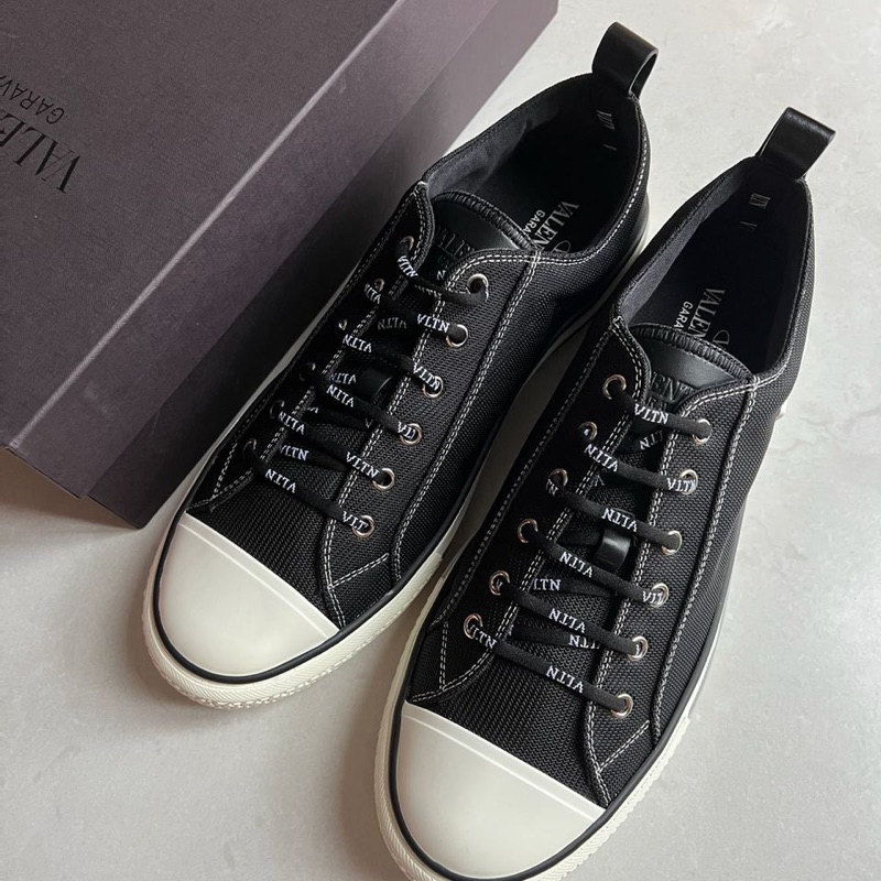 Valentino vltn giggies low top sneaker in black