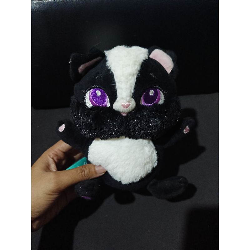 Boneka skunk enchantimals