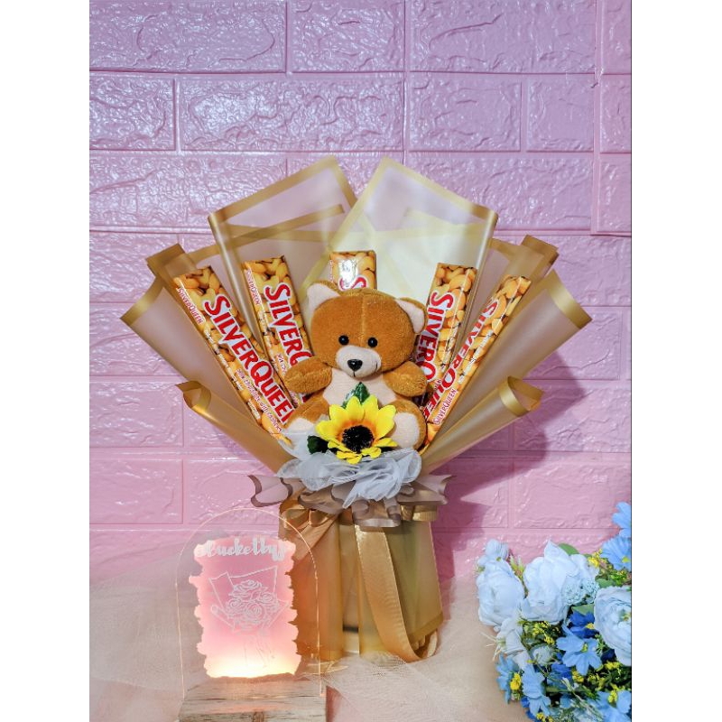 

Bucket Coklat 58 gr isi 5 pcs + boneka / Hadiah wisuda / Kado Ultah