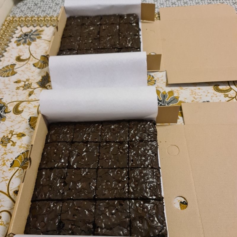 

BROWNIES Classic Shinny Crust