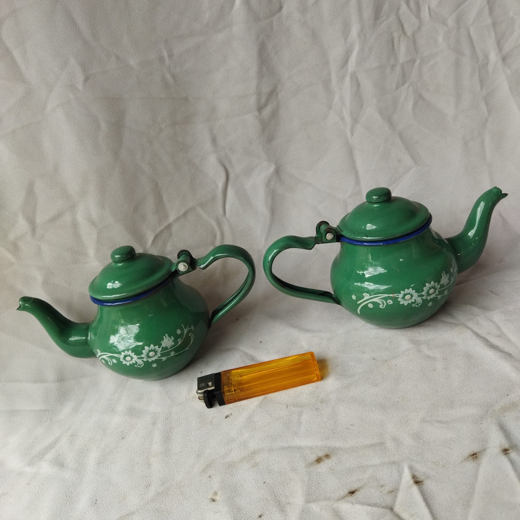 Pajangan Vintage NOS Sepasang Teko Enamel Hijau Kecil