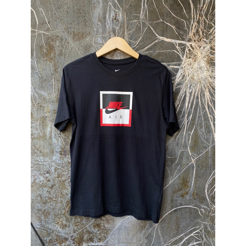 NIKE SPORTSWEAR DIVIDED BOX LOGO