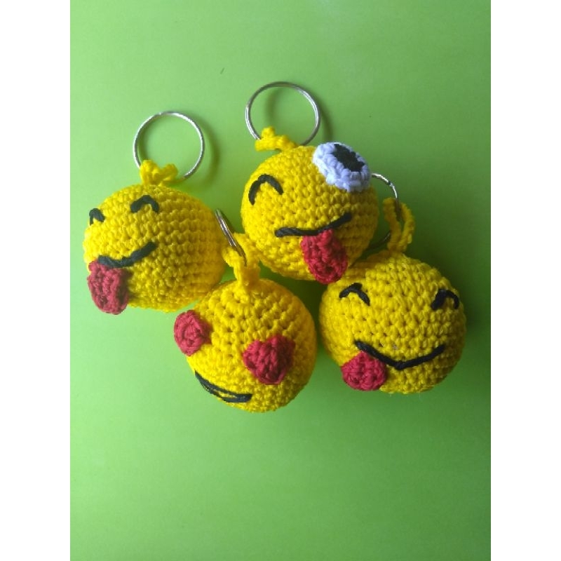 gantungan kunci rajut emoticon