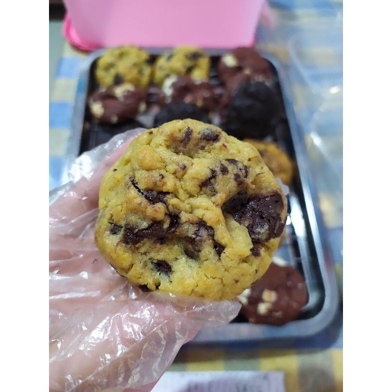 

Soft-baked Chocolate Chip Cookie