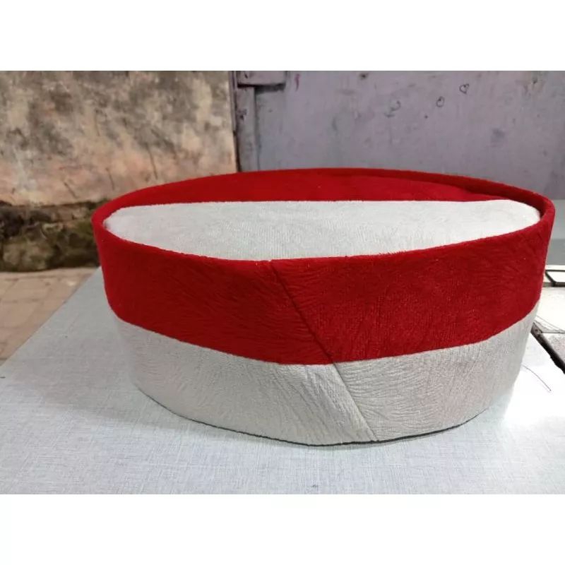 PECI SONGKOK MERAH PUTIH MOTIF BULU