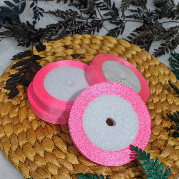 

Pita Satin Pink Gulungan Lebar 1CM
