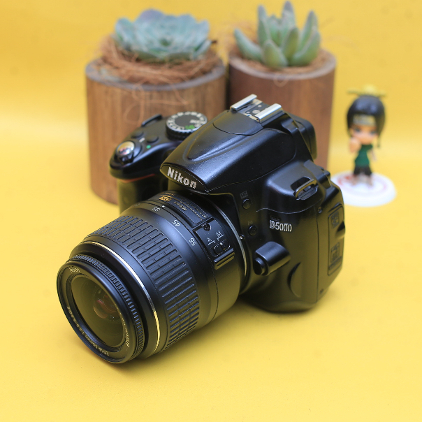 Nikon D5000 Lensa 18-55mm Kamera DSLR Layar vlip -vg - Garansi