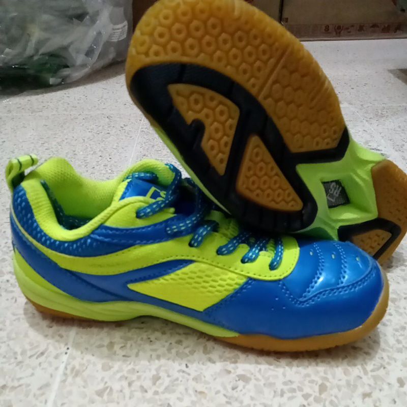 sepatu badminton RS