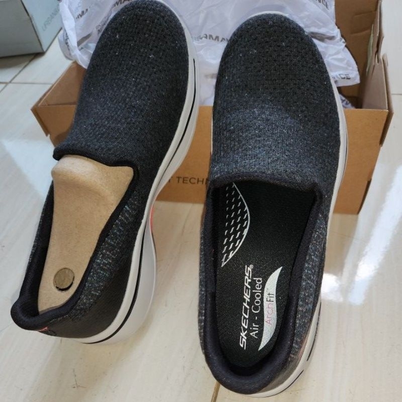 Skechers Air Cooled Arch Fit