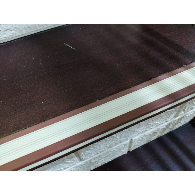 lis karet pengaman siku tangga stepnosing karet cream coklat bentuk L