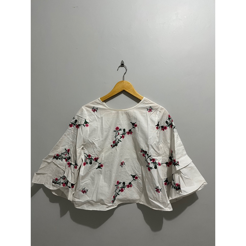 Preloved Blouse Putih Motif Bunga