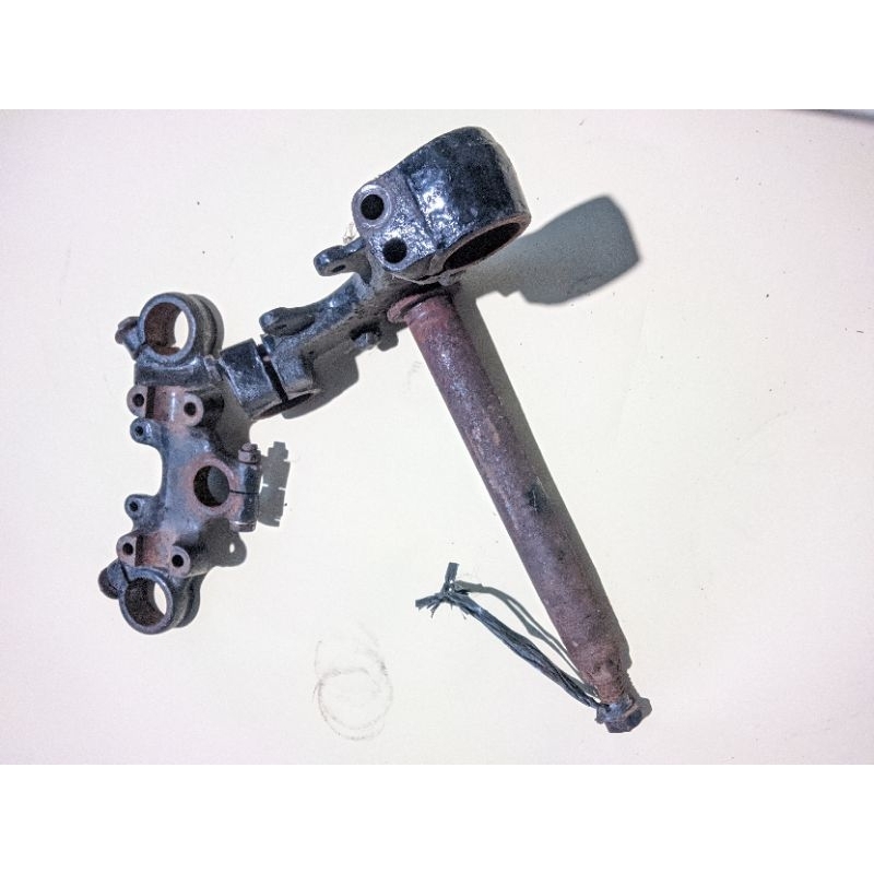 SEGITIGA ATAS BAWAH KUPU-KUPU DEPAN YAMAHA  DT 100