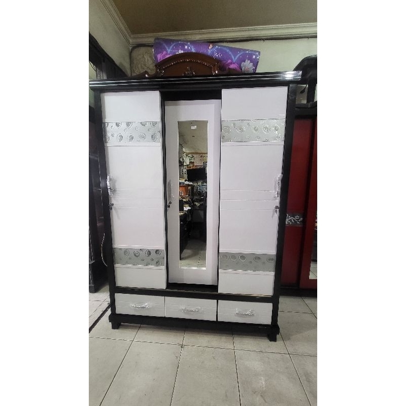 Lemari pakaian kayu 3 pintu sliding