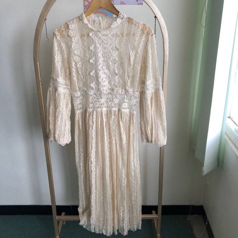 dress brokat cream lengan balon